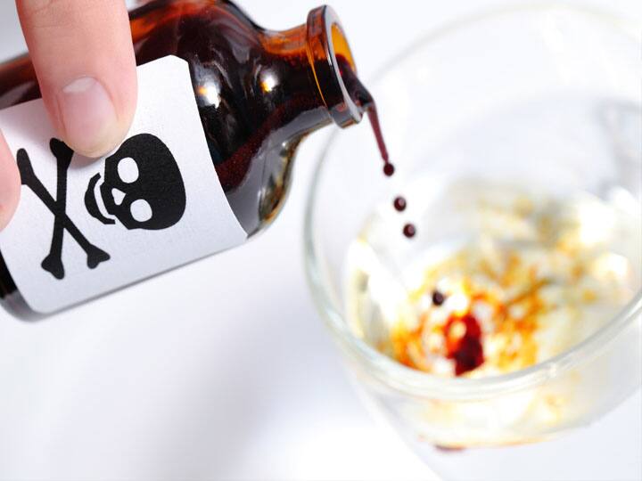 बांदा: आर्थिक तंगी से परेशान महिला ने तीन बच्चों के साथ निगला जहर, इलाज के लिए अस्पताल में कराया गया भर्ती