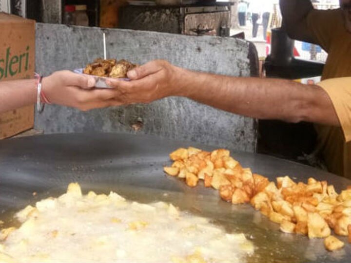 more than 50 people become sick after having chaat street food in Shahjahanpur शाहजहांपुर: चाट खाने के बाद 50 से अधिक लोग हुए बीमार, तीन बच्चों को जिला अस्पताल किया गया रेफर