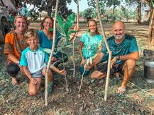 Lockdown: महाराजगंज के इस गांव में फंसा है फ्रांसीसी परिवार, दिखाया पर्यावरण संरक्षण प्रेम