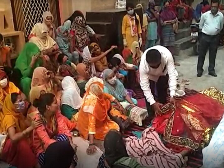 Noida 8 months pregnant women died of not getting treatment from any hospital नोएडा: 13 घंटे तक दर्द से तड़पती रही आठ महीने की गर्भवती, अस्पतालों के भर्ती न करने से मौत