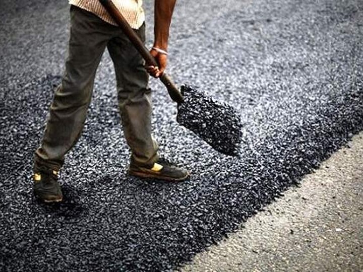 In Udham Singh Nagar Road construction work stopped by villagers ऊधम सिंह नगर: ग्रामीणों ने रुकवाया सड़क निर्माण कार्य, लगाया मानकों के अनुरूप सड़क नहीं बनाने का आरोप