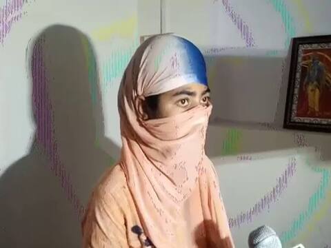 कासगंज: पुलिस ने फर्जी शिक्षिका अनामिका सिंह को किया गिरफ्तार, त्याग पत्र देकर फरार होने की थी तैयारी कासगंज: पुलिस ने फर्जी शिक्षिका अनामिका सिंह को किया गिरफ्तार, त्याग पत्र देकर फरार होने की थी तैयारी