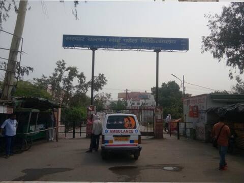 मेरठ: मेडिकल कॉलेज में कोविड मरीजों की मौत का सिलसिला नहीं थम रहा, सरकार ने जांच के लिये OSD नियुक्त किया मेरठ: मेडिकल कॉलेज में कोविड मरीजों की मौत का सिलसिला नहीं थम रहा, सरकार ने जांच के लिये OSD नियुक्त किया