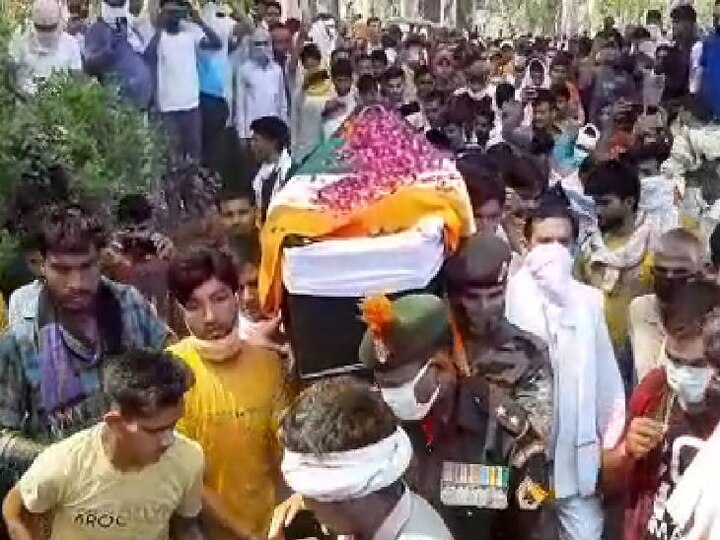 Aligarh martyr jawan Amit Chaudhary last rites done by three year son अलीगढ़:  3 साल के बटे ने दी पिता को मुखाग्नि, राजकीय सम्मान के साथ हुआ शहीद का अंतिम संस्कार