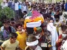 अलीगढ़: 3 साल के बटे ने दी पिता को मुखाग्नि, राजकीय सम्मान के साथ हुआ शहीद का अंतिम संस्कार