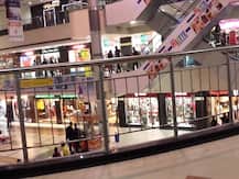 प्रयागराज में खुले धार्मिक स्थल और शॉपिंग मॉल्स, सोशल डिस्टेंसिंग का रखा जा रहा है खास ख्याल