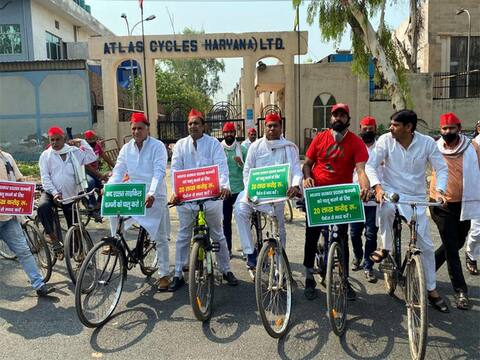 एटलस साइकिल कंपनी में तालाबंदी के खिलाफ सपा का प्रदर्शन, उठाई दोबारा खोलने की मांग एटलस साइकिल कंपनी में तालाबंदी के खिलाफ सपा का प्रदर्शन, उठाई दोबारा खोलने की मांग