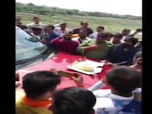 हाईवे पर फरसे से केक काटने वाले पूर्व विधायक गुड्डू पंडित पर केस दर्ज, वीडियो हुआ था वायरल