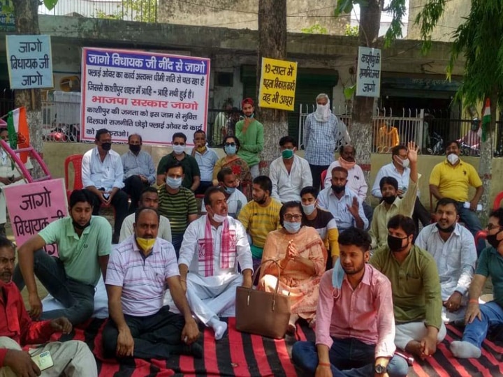 Congress protests against BJP MLA Harbhajan Singh Cheema In Kashipur काशीपुर: कांग्रेस का BJP विधायक हरभजन सिंह चीमा के खिलाफ विरोध प्रदर्शन, लगाए गए 'होश में आओ' के नारे