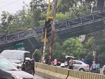 नोएडा में आंधी और तेज तूफान में DND पर गिरा विज्ञापन का होर्डिंग, टला बड़ा हादसा