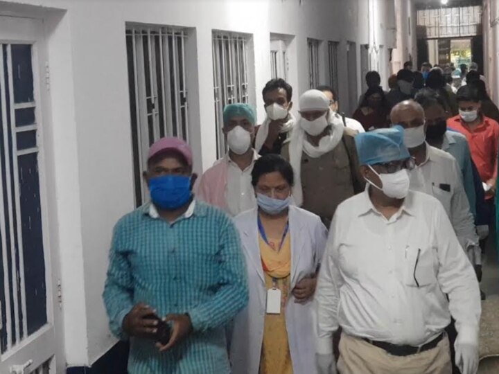 UP Minister Atul Garg visited Pilibhit district hospital violated social distance rules पीलीभीत: जिला अस्पताल के दौरे के वक्त सोशल डिस्टेंसिंग भूले मंत्री अतुल गर्ग, शव का इलाज करने के मामले में साधी चुप्पी