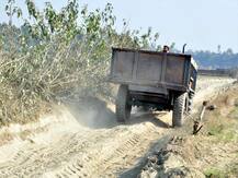 गाजियाबाद: अवैध खनन पर निजी सोसायटी में प्रशासन की छापेमारी, जेसीबी मशीन-डंपर जब्त