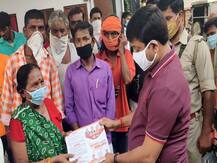 प्रयागराज: संपर्क अभियान में पीएम मोदी की उपलब्धियां बता रहे हैं योगी के मंत्री, लोगों को बांटे साबुन और मास्क