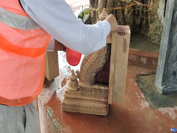 अयोध्या: राम मंदिर के लिए तराशे गए पत्थरों की सफाई कर रही हैं प्राइवेट कंपनियां, काम को देखते हुए लिया जाएगा बड़ा निर्णय