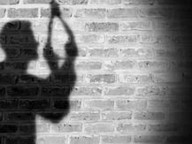 बांदा: आर्थिक तंगी से परेशान होकर मजदूर ने खुदकुशी, पेड़ से लटका मिला शव
