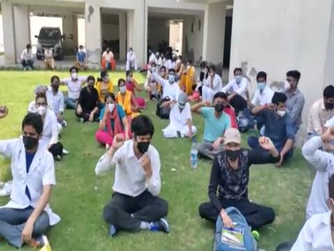 नोएडा: ईएसआई हॉस्पिटल के पैरामेडिकल स्टाफ ने किया विरोध-प्रदर्शन, तीन महीने से नहीं मिली है सैलरी नोएडा: ईएसआई हॉस्पिटल के पैरामेडिकल स्टाफ ने किया विरोध-प्रदर्शन, तीन महीने से नहीं मिली है सैलरी