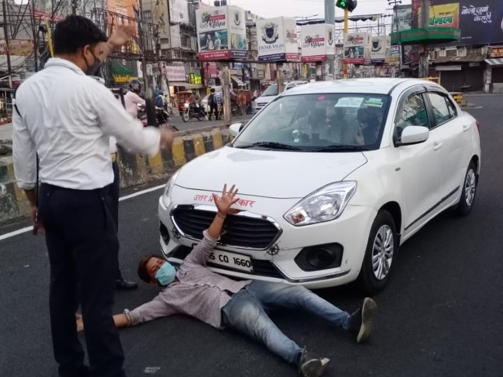In Meerut man laid on road claiming himself to be coronavirus patient मेरठ: सड़क के बीचों-बीच लेट गया युवक, बोला- मुझे कोरोना है