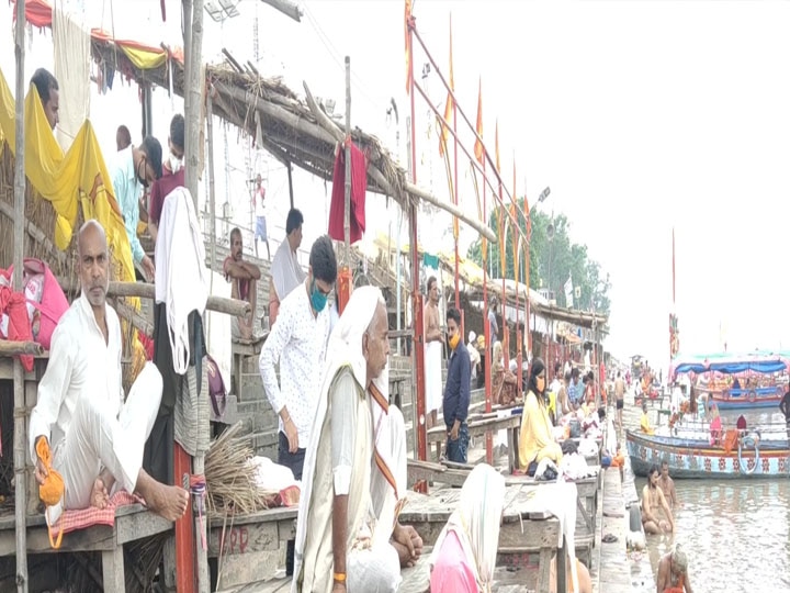 Ayodhya Surya Grahan Saints and devotees gathered on the banks of Saryu river यूपी: अयोध्या में सूर्यग्रहण के दौरान सरयू तट पर जमा हुए संत और श्रद्धालु, जानें- क्यों बंद हैं मंदिरों के कपाट