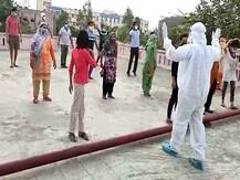 यूपी: मेरठ में कोरोना संक्रमित मरीजों ने किया योग, मनोबल बढ़ाते हुए नजर आए डॉक्टर