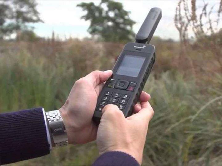 Satellite phones given to villagers in Uttrakhand उत्तराखंड: आपदा के वक्त जल्द पहुंच सकेगी मदद, ग्रामीणों को सैटेलाइट फोन देने की तैयारी में सरकार