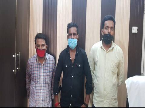 यूपी: मेरठ में नकली नोटो का कारोबार करने वाले तीन जालसाज धरे गये, ढाई लाख से ज्यादा के नकली नोट बरामद यूपी: मेरठ में नकली नोटो का कारोबार करने वाले तीन जालसाज धरे गये, ढाई लाख से ज्यादा के नकली नोट बरामद