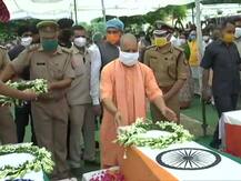 कानपुर मुठभेड़: सीएम योगी ने शहीदों को दिया गार्ड ऑफ ऑनर, घायलों से की मुलाकात