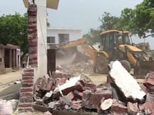 यूपी: आठ पुलिसकर्मियों के हत्यारे विकास दुबे पर बड़ा एक्शन, जेसीबी से ढहाया घर