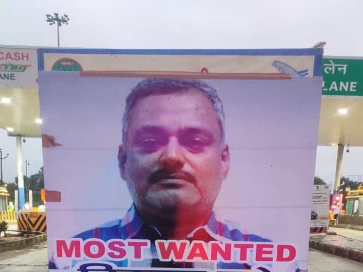 यूपी: विकास दुबे की धर-पकड़ के लिये अभियान तेज, पश्चिम यूपी के टोल प्लाजा पर लगे पोस्टर Most wanted gangster Vikas dubey poster on all toll plaza of Western UP यूपी: विकास दुबे की धर-पकड़ के लिये अभियान तेज, पश्चिम यूपी के टोल प्लाजा पर लगे पोस्टर